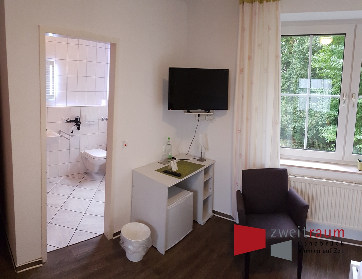 Sutthausen, Geschmackvoll eingerichtetes Zimmer in einer Hotel ähnlichen Anlage. - Photo 2